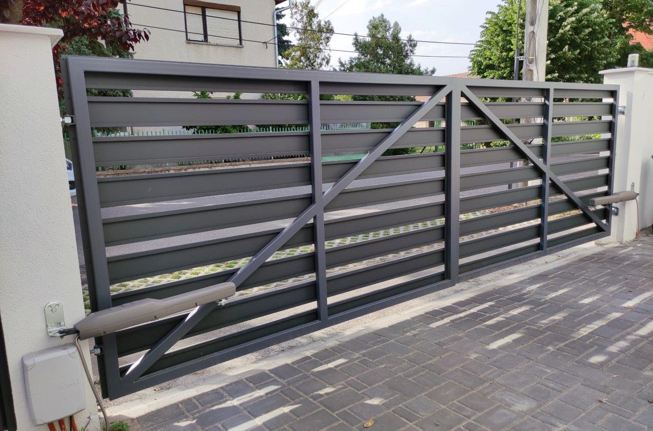 Nyitott profilu alu kerítéselemek úszókapun festésmentes alu kapuborítás