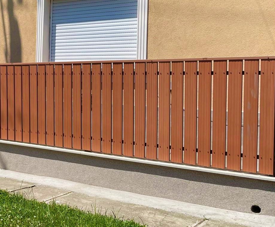 álló lécezésű wpc kerítés